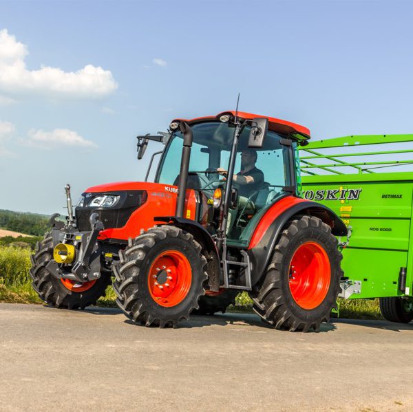 Traktorski priključki – nepogrešljivi pripomočki pri delu na kmetiji